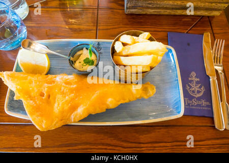 Excellents poissons chips citron et la sauce tartare au Star Inn Cafe à Whitby Banque D'Images