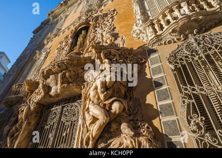 Valence musée de la céramique, sculptures en albâtre baroque autour de l'entrée du Palacio del Marqués de Dos Aguas (Museo Ceramica), Valencia, Espagne. Banque D'Images