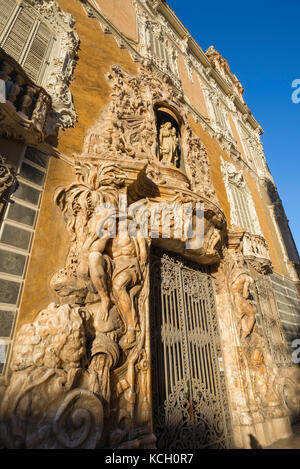 Valence musée de la céramique, sculptures en albâtre baroque autour de l'entrée du Palacio del Marqués de Dos Aguas (Museo Ceramica), Valencia, Espagne. Banque D'Images