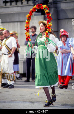 Danseuses Morris à Trafalgar Square, Londres, années 1980 Banque D'Images