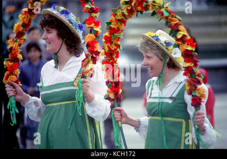 Danseuses Morris à Trafalgar Square, Londres, années 1980 Banque D'Images