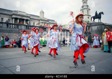 Morris dancing troup dans Tafalgar Square Londres Banque D'Images