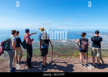 Vue sur la ville de Naples et la baie de Naples depuis le sommet du mont Vésuve, Naples, Campanie, Italie Banque D'Images