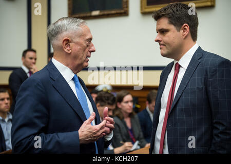 Le Secrétaire de la Défense Jim Mattis témoigne lors d'une commission des forces armées audition sur la colline du Capitole, le 3 octobre 2017. Banque D'Images
