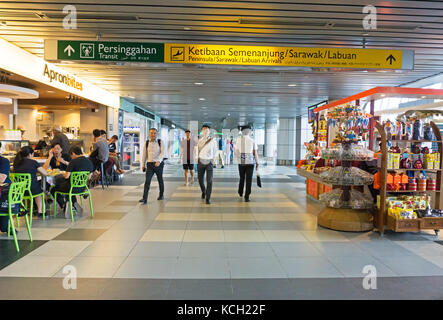 Kota Kinabalu, Malaisie - 06 septembre 2017 : les voyageurs à l'aéroport international de Kota Kinabalu à Sabah à Bornéo. Banque D'Images