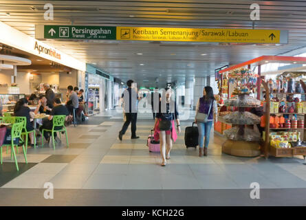 Kota Kinabalu, Malaisie - 06 septembre 2017 : les voyageurs à l'aéroport international de Kota Kinabalu à Sabah à Bornéo. Banque D'Images