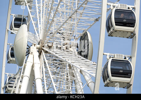 Grande roue contre le ciel bleu Banque D'Images