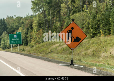 Travailleur de la construction d'orange signe à une route dans la distance sur Trans canada Banque D'Images