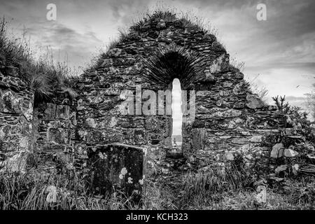 Le noir et blanc ruines de kilchattan église, île de Gigha, fenêtre avec vue Banque D'Images