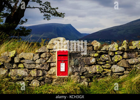 Post box pittoresque en pierre sèche mur, près de Keswick, Cumbria Banque D'Images