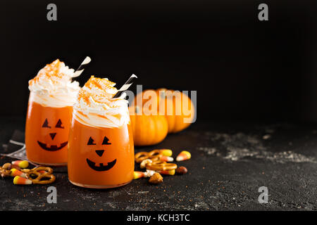 Cocktail ou boisson froide Halloween avec jack o'lantern face Banque D'Images