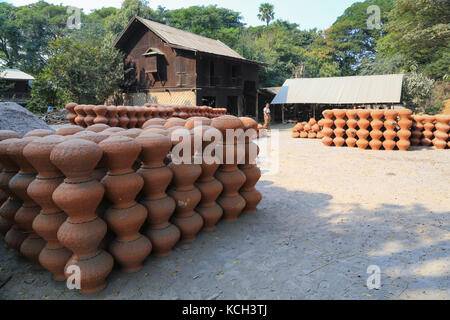 Couvrir le sol en pots Yandabo Village sur le Fleuve Irrawaddy en Birmanie (Myanmar). Banque D'Images