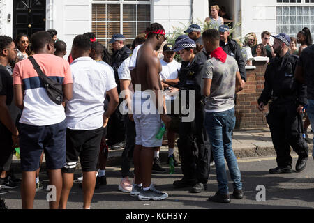 La recherche de la police, les fêtards s'arrêter et rechercher, au carnaval de Notting Hill, Londres, Angleterre, Royaume-Uni Banque D'Images
