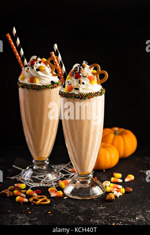 Halloween citrouille milkshake décoré de Candy Banque D'Images