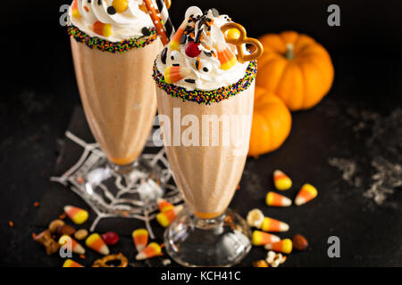 Halloween citrouille milkshake décoré de Candy Banque D'Images