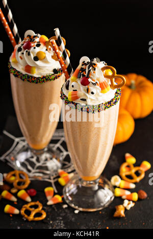 Halloween citrouille milkshake décoré de Candy Banque D'Images