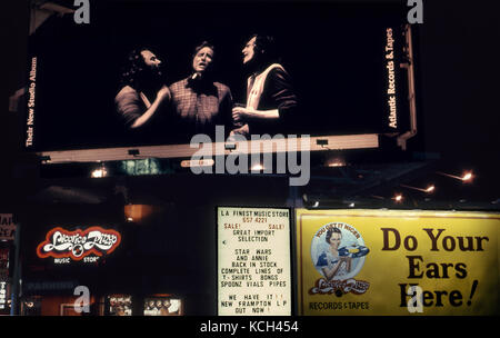 Billboard de Crosby, Stills and Nash sur le Sunset Strip à Los Angeles, CA vers 1977 Banque D'Images