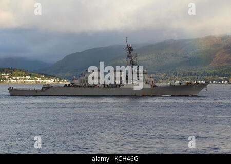 USS Mitscher (DDG-57), un destroyer de missile guidé de classe Arleigh Burke de la Marine américaine, passant Gourock à son arrivée pour l'exercice joint Warrior 17-2. Banque D'Images