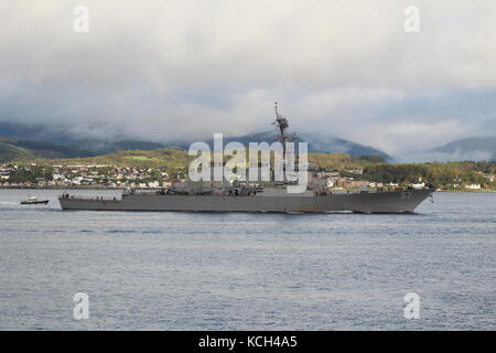 USS Mitscher (DDG-57) de la Marine américaine, en étant escorté par le MDP Jura de la police MOD, passant Gourock à l'arrivée pour l'exercice joint Warrior 17-2. Banque D'Images