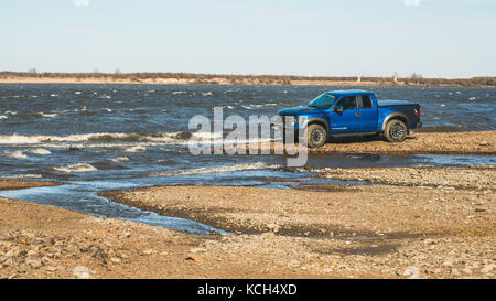 Khabarovsk, Russie - 20 octobre 2016 : Ford F150 raptor suv est sur la route la conduite sur la saleté de ramassage . Banque D'Images