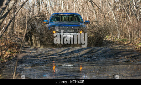 Khabarovsk, Russie - 20 octobre 2016 : Ford F150 raptor suv est sur la route la conduite sur la saleté de ramassage . Banque D'Images