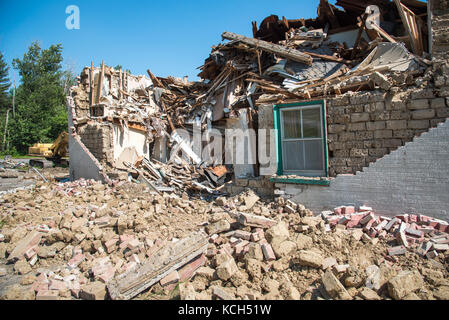 Décombres devant un vieux bâtiment en brique de boue sur le point d'être démoli. Banque D'Images