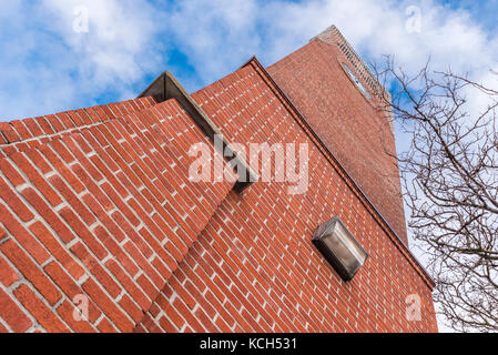 À la recherche jusqu'à l'extérieur de la grande tour de l'horloge en brique de Stouffville (Ontario) Canada. Banque D'Images