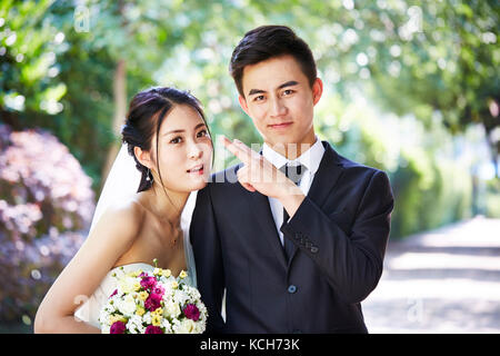 Close-up portrait of loving couple de mariés. Banque D'Images