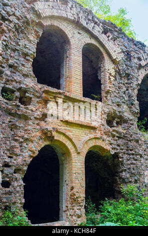 Énormes bâtiments de caserne de Tarakaniv Fort aujourd'hui abandonnés et se trouve en ruines, Dubno, Ukraine Banque D'Images