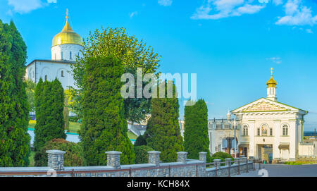 POCHAYIV, UKRAINE - 30 AOÛT 2017 : Pochayiv Lavra panorama avec des thuja topiaires, portes saintes et dôme doré de la cathédrale, Ukraine Banque D'Images