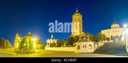 La vue panoramique sur la belle cour de Pochaev Lavra dans l'éclairage lumineux du soir, Pochaev Lavra, Ukraine Banque D'Images