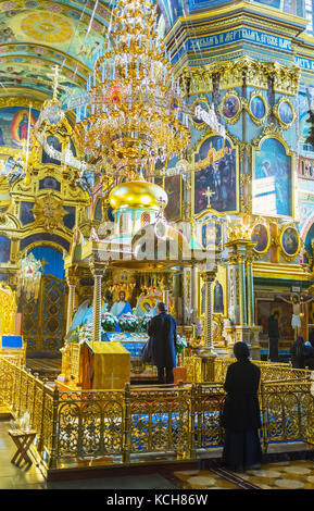 POCHAYIV, UKRAINE - 30 AOÛT 2017 : L'autel clôturé avec l'icône de la Dormition de la Vierge Marie à l'intérieur de la cathédrale du monastère de Pochayiv Lavra Banque D'Images