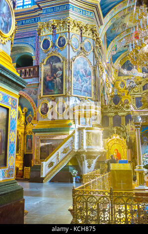 POCHAYIV, UKRAINE - 30 AOÛT 2017 : le bel intérieur de la cathédrale Sainte Dormition possède des éléments de décoration richement dorés, Pochayiv Lavra Banque D'Images