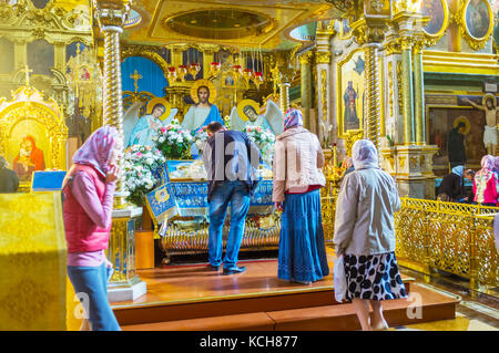 POCHAYIV, UKRAINE - 30 AOÛT 2017 : les paroissiens arqués devant l'icône de la Dormition de la Vierge Marie dans la cathédrale de la Dormition, Pochayiv Lavra Banque D'Images