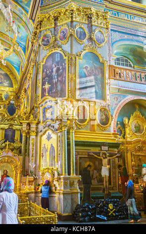 POCHAYIV, UKRAINE - 30 AOÛT 2017 : intérieur de la Cathédrale Sainte Dormition de Pochayiv Lavra décoré d'icônes dorées Banque D'Images