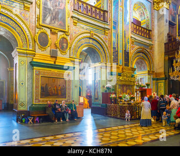 POCHAYIV, UKRAINE - 30 AOÛT 2017 : la salle de prière de la cathédrale de Dormition du monastère de Pochayiv Lavra avec file de paroissiens au sanctuaire Saint Banque D'Images