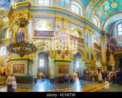 POCHAYIV, UKRAINE - 30 AOÛT 2017 : Panorama de l'intérieur de la cathédrale de Dormition du monastère de Pochayiv Lavra avec une file d'attente au sanctuaire Banque D'Images