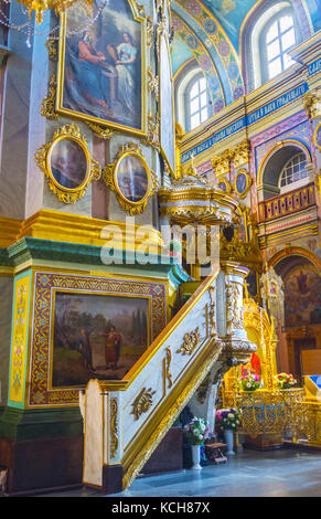 POCHAYIV, UKRAINE - 30 AOÛT 2017 : la chaire de la cathédrale de la Dormition décorée de bas-reliefs dorés, monastère de Pochayiv Lavra Banque D'Images