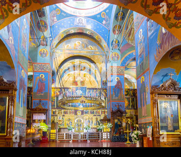 POCHAYIV, UKRAINE - 30 AOÛT 2017 : le bel intérieur décoré de la salle de prière de la cathédrale Sainte-Trinité du monastère de Pochayiv Lavra Banque D'Images