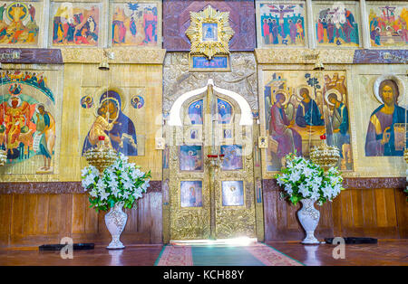 POCHAYIV, UKRAINE - 30 AOÛT 2017 : les portes royales dorées dans l'iconostase de la Cathédrale Sainte Trinité de Pochayiv Lavra, le 30 août à Pochayiv. Banque D'Images