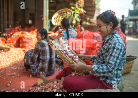 MANDALAY, MYANMAR - 13 JANVIER 2016 : des femmes non identifiées épluchant des oignons sur le marché de Mandalay, au Myanmar, le 13 janvier 2016 Banque D'Images