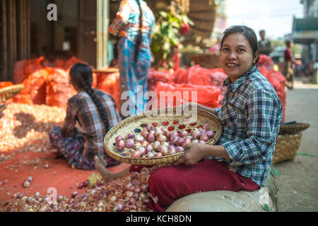 MANDALAY, MYANMAR - 13 JANVIER 2016 : des femmes non identifiées épluchant des oignons sur le marché de Mandalay, au Myanmar, le 13 janvier 2016 Banque D'Images