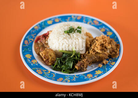 Une cuisine indonésienne nasi ayam penyet appelé ' ' Banque D'Images