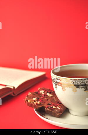 Fond rose avec rose tasse à café en porcelaine, les œillets et les copier dans l'espace. Banque D'Images