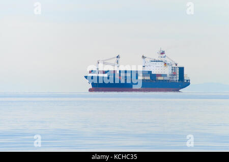Navire industriel plein de conteneurs dans la mer Banque D'Images