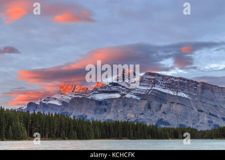 La lumière du matin sur le mont Rundle, considérée sous deux Jack Lake, Banff National Park, Alberta, Canada. Banque D'Images