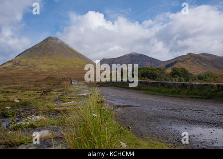 Vue du pont de sligachan pour glamaig, une partie de la gamme cuillin sur l'île de Skye Banque D'Images