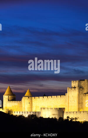 France, Languedoc-Roussillon, Carcassonne, Cite de Carcassonne au coucher du soleil sur les champs de vigne. Banque D'Images