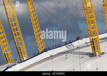 UK, Londres, les promeneurs sur le toit du Millennium Dome Banque D'Images