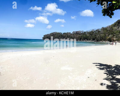 Plage de sable blanc et bleu de l'eau claire dans la destination d'été local de Siquijor Island Banque D'Images